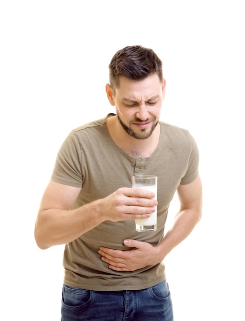 Uomo con allergia al latte su sfondo bianco