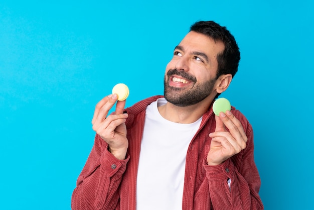 uomo con amaretti su muro isolato