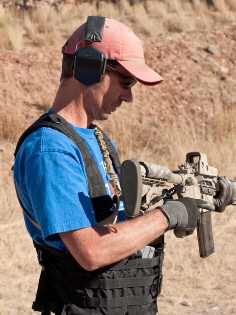 Uomo con AR-15 che pratica tiro al bersaglio.