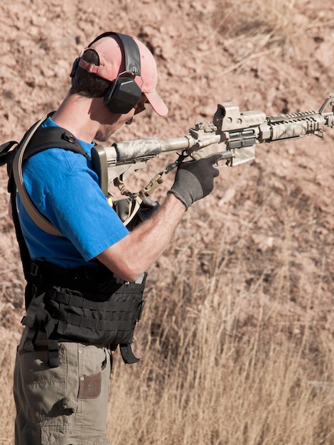 Uomo con AR-15 che pratica tiro al bersaglio.