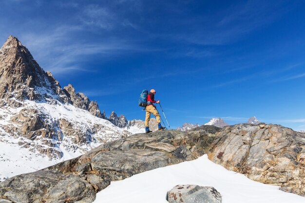 Uomo con attrezzatura per escursioni a piedi nelle montagne della Sierra Nevada, California, USA