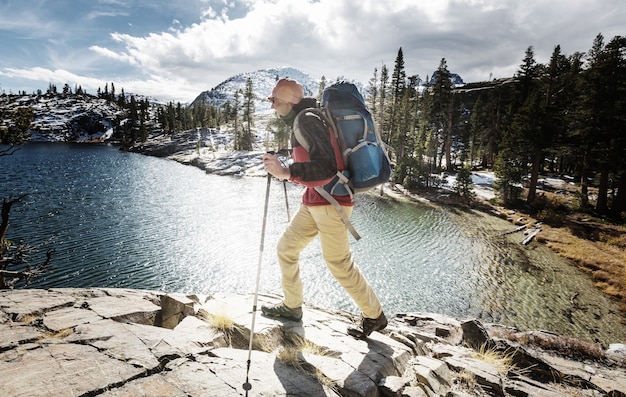 Uomo con attrezzatura per escursioni a piedi nelle montagne della Sierra Nevada, California, USA