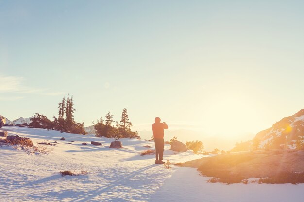 Uomo con attrezzatura per escursioni a piedi nelle montagne della Sierra Nevada, California, USA