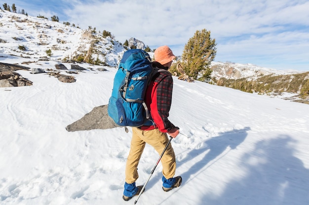 Uomo con attrezzatura per escursioni a piedi nelle montagne della Sierra Nevada, California, USA