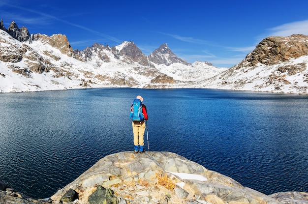 Uomo con attrezzatura per escursioni a piedi nelle montagne della Sierra Nevada, California, USA