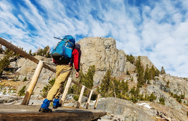 Uomo con attrezzatura per escursioni a piedi nelle montagne della Sierra Nevada, California, USA