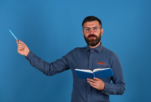 Uomo con barba e libro Conoscenza e concetto di lezione