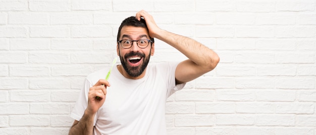 Uomo con barba lavarsi i denti