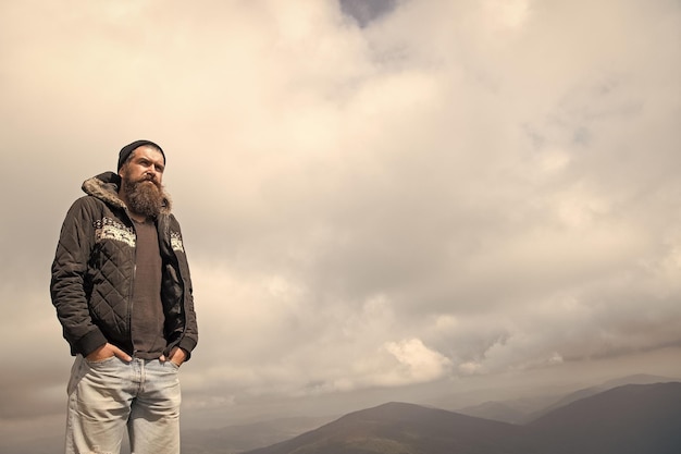 Uomo con barba lunga e baffi all'aperto