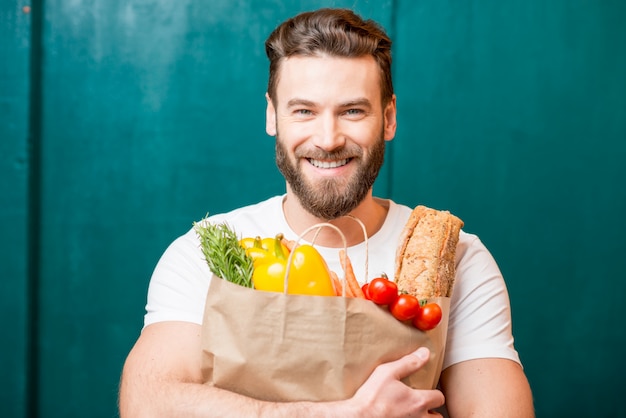 Uomo con borsa piena di cibo