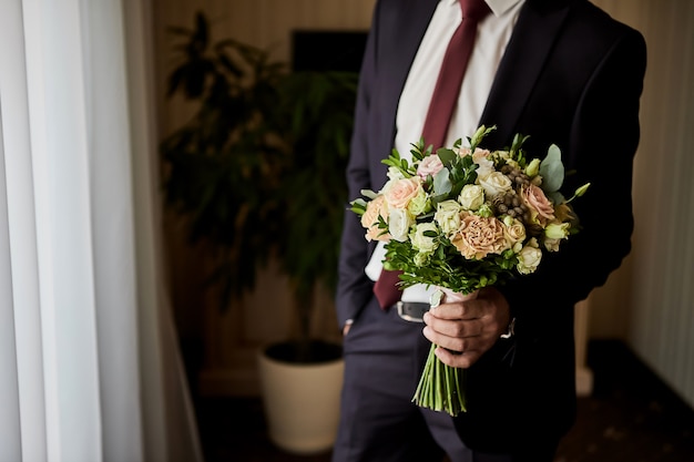 Uomo con bouquet da sposa