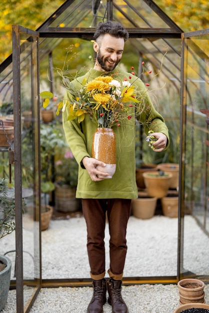 Uomo con bouquet in giardino