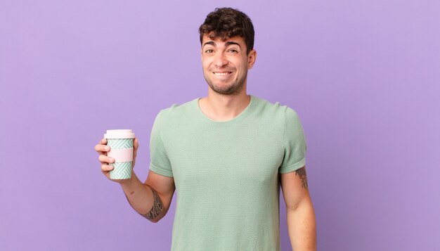 Uomo con caffè che sembra perplesso e confuso, mordendosi il labbro con un gesto nervoso, non conoscendo la risposta al problema
