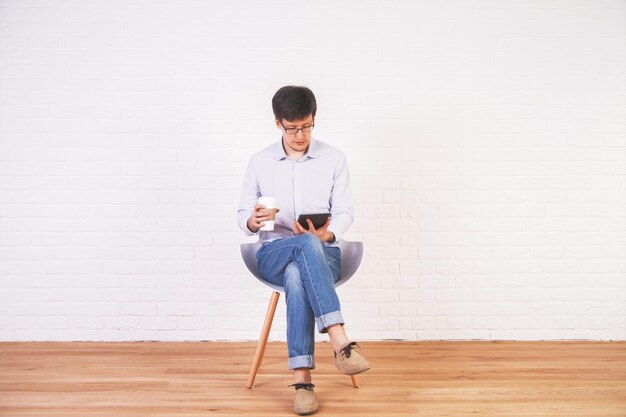 Uomo con caffè e tablet