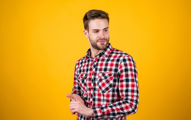 Uomo con capelli e barba alla moda, stile casual.