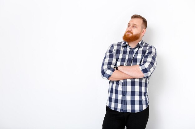 Uomo con capelli rossi e barba in camicia a quadri