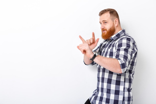 Uomo con capelli rossi e barba in camicia a quadri