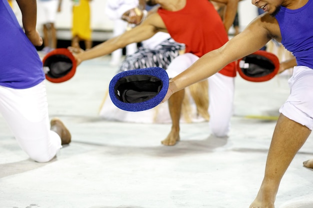 Uomo con cappello durante le prove di carnevale a Rio de Janeiro