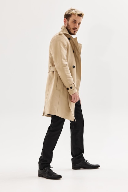 Uomo con cappotto beige stile acconciatura moderna stile autunno foto di alta qualità