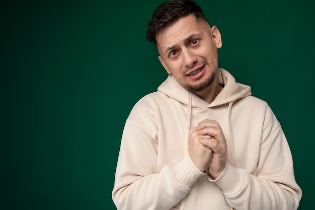 Uomo con cappuccio bianco che posa per la foto