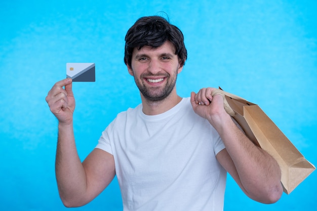 Uomo con carta di credito e borse della spesa