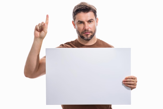 Uomo con cartello bianco e dito indice in su dimostrando spazio di copia per il tuo testo o uomo di progettazione