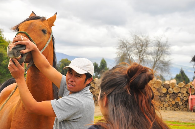 Uomo con cavallo. Scuola di equitazione in Ecuador