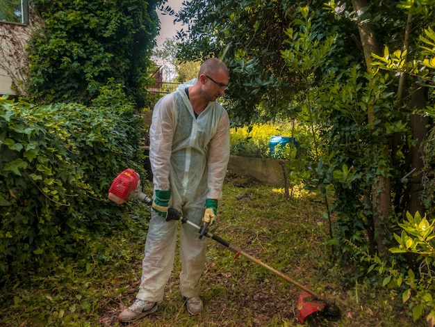 Uomo con decespugliatore