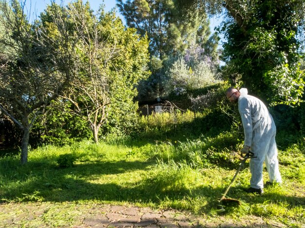 Uomo con decespugliatore