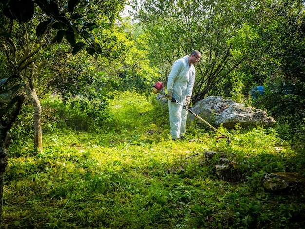 Uomo con decespugliatore