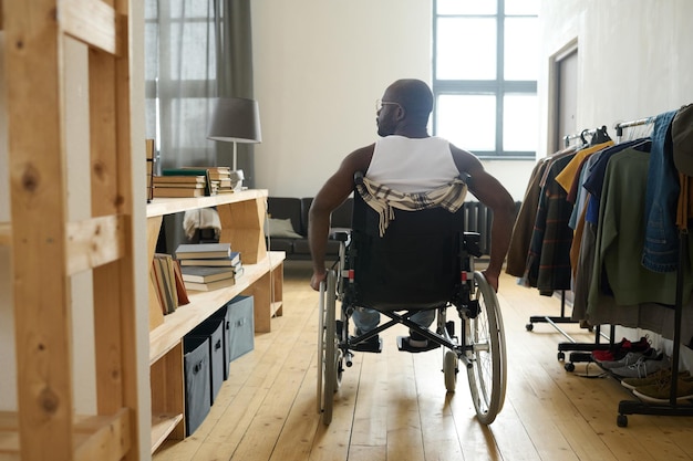 Uomo con disabilità che vive da solo