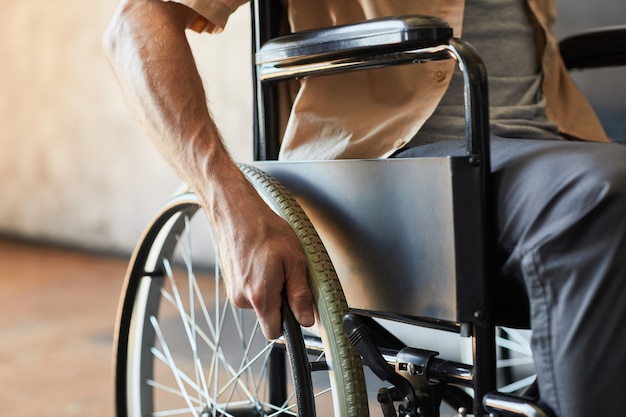 Uomo con disabilità da vicino