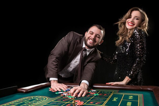 Uomo con donna che gioca alla roulette al casinò dipendenza dal