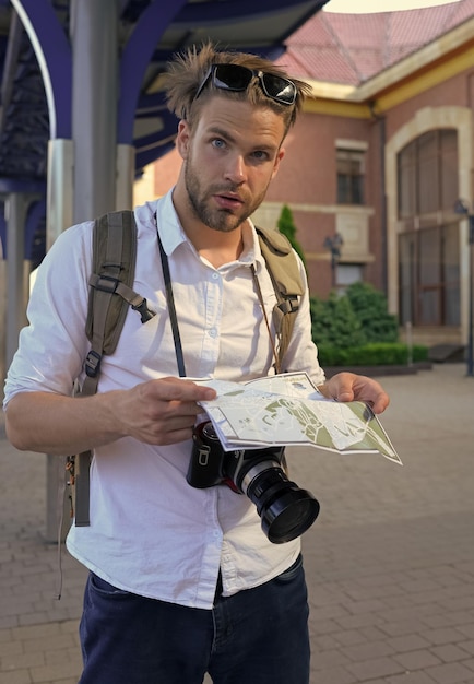 Uomo con faccia sorpresa su sfondo stazione sfocata