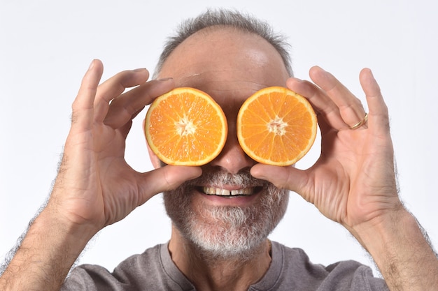 Uomo con frutta arancio su fondo bianco