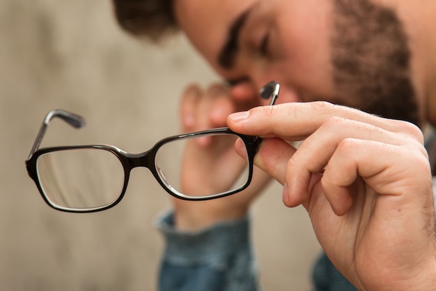 Uomo con gli occhi stanchi dopo un lungo lavoro