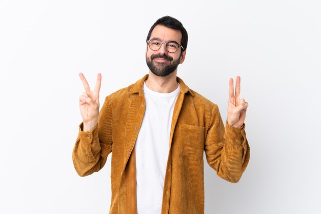 Uomo con gli occhiali e camicia gialla