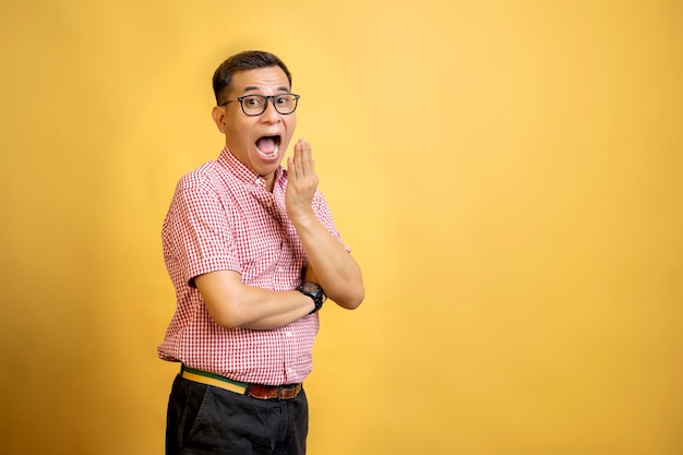 Uomo con gli occhiali e una camicia in piedi