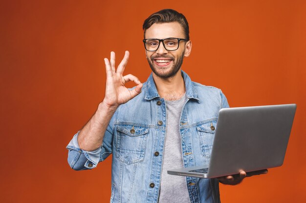 Uomo con gli occhiali in posa in studio