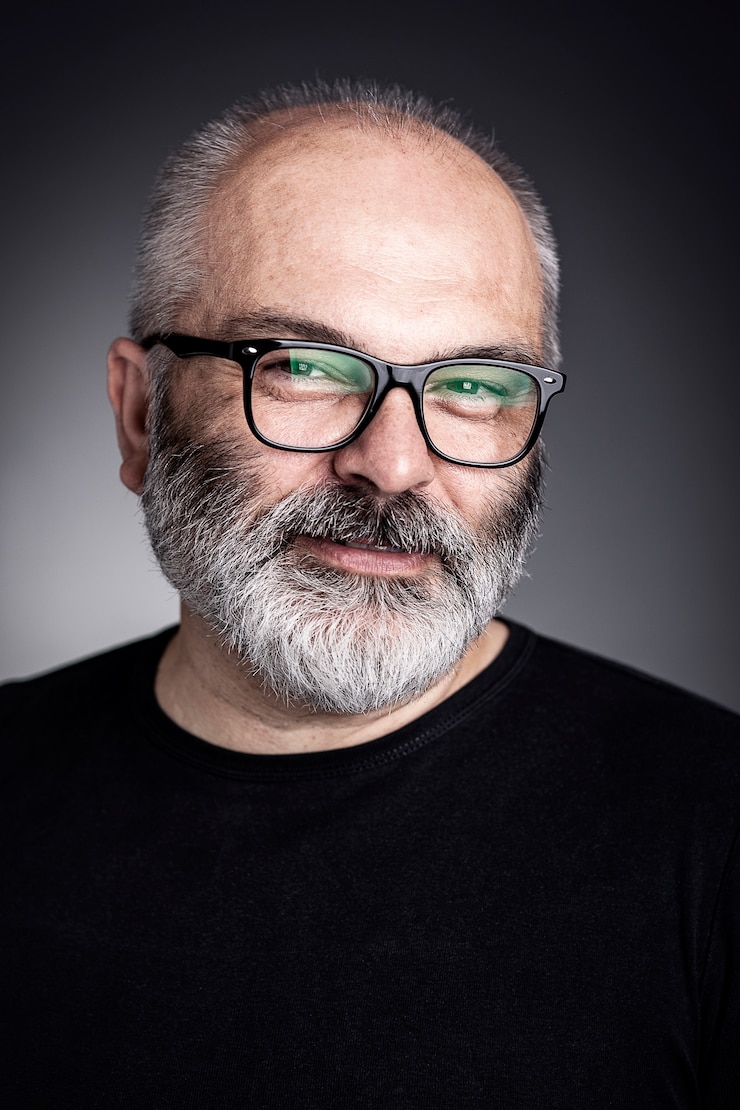 Foto uomo con gli occhiali