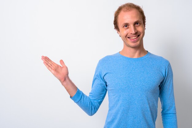 uomo con i capelli biondi contro lo spazio bianco