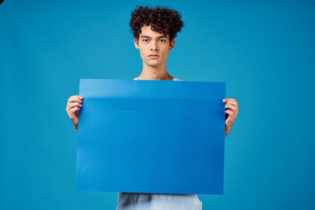 Uomo con i capelli ricci Copia modello blu spaziale Poster foto di alta qualità