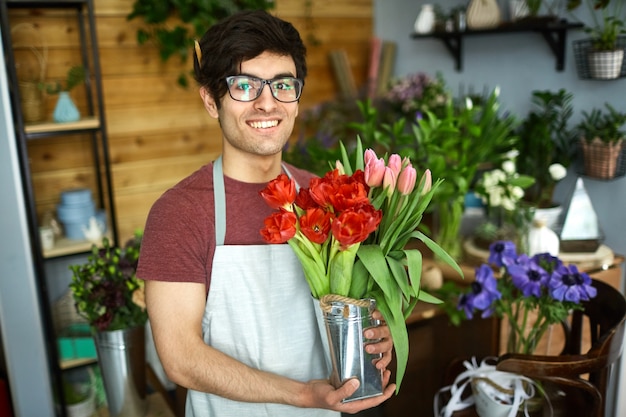 Uomo con i tulipani