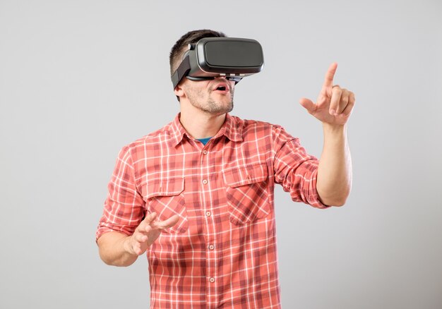 Uomo con i vetri di realtà virtuale che mostra gesto