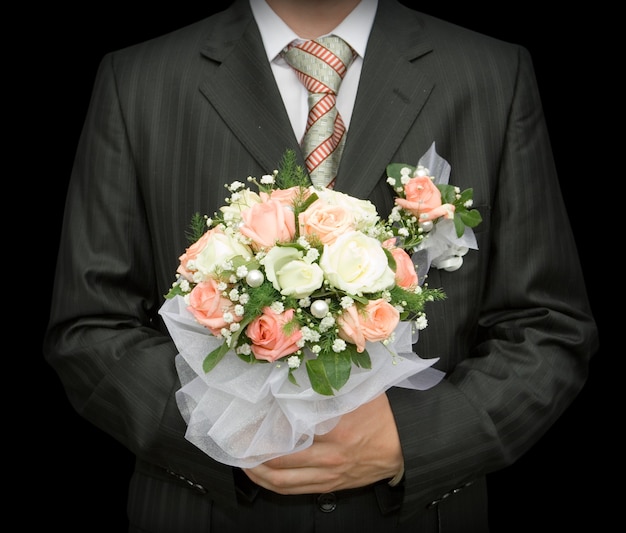 Uomo con il bouquet della sposa