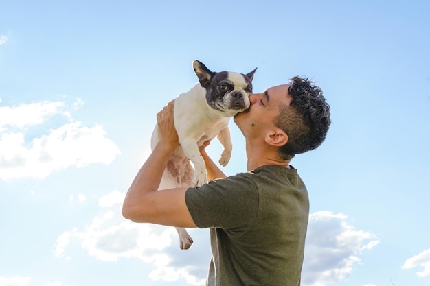 Uomo con il cane in piedi all'aperto