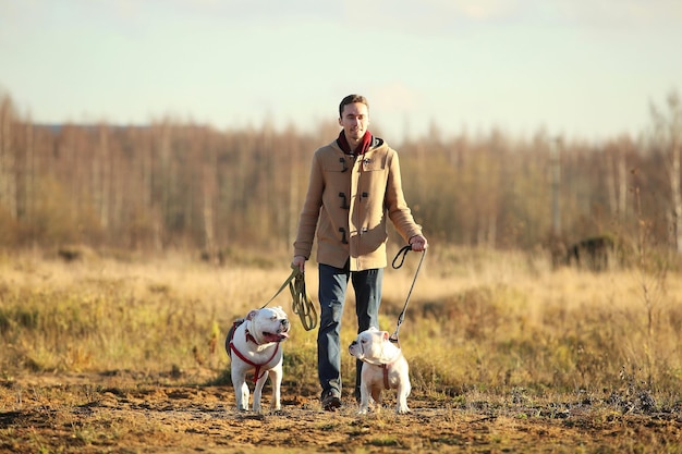 Uomo con il cane in piedi sul campo