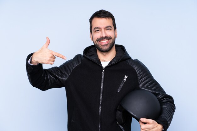 Uomo con il casco del motociclo sopra la parete isolata