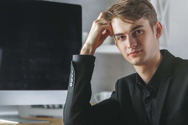 Uomo con il computer vuoto