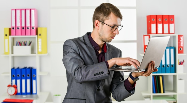 Uomo con il concetto di videoconferenza specialista di marketing di lavoro online portatile